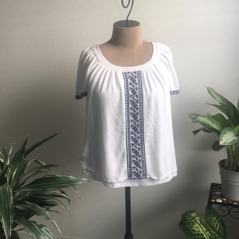 White top with navy blue embroidery XXL